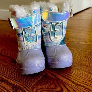 Lightly used toddler light up Frozen snow boots in size 6.